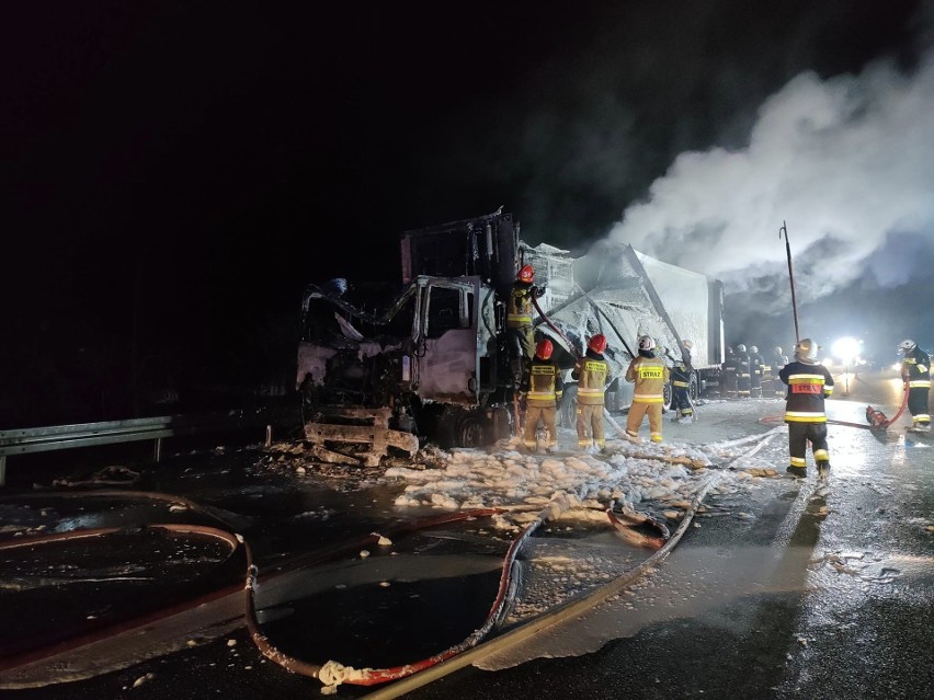 Pożar ciężarówki na S7 w Falęcicach w gminie Promna. Były utrudnienia na pasie ruchu w kierunku Radomia (ZDJĘCIA)