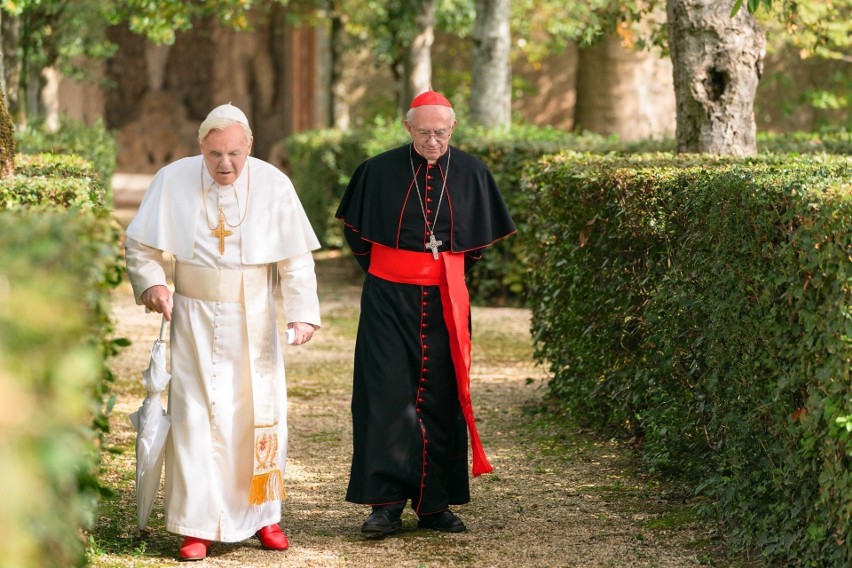 Anthony Hopkins i Jonathan Pryce w filmie "Dwóch papieży"...