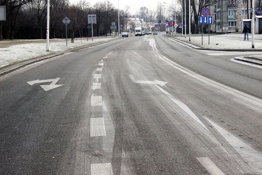 Ślisko na łódzkich drogach. Sprzęt do odśnieżania wysłano za późno [ZDJĘCIA]