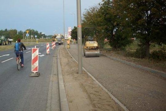 Teraz rowerzyści mogą jechać bezpiecznie dalej, aż do Centrum Handlowego Karolinka.