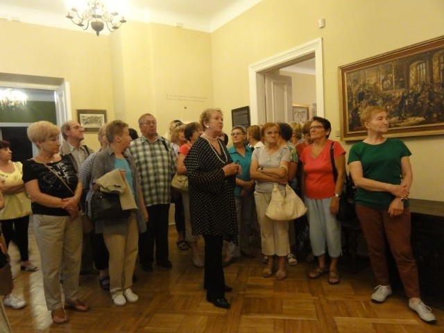 Po muzeum oprowadzała słuchaczy Renata Pogorzelska &#8211; Wojtaszek.