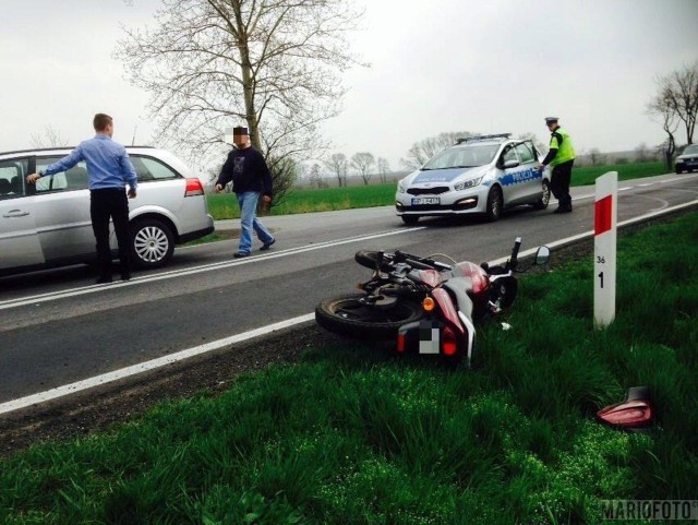 Jak wynika z wstępnych ustaleń policji, 20-letni kierujący oplem vectrą wymusił pierwszeństwo przejazdu na 46-latku jadącym prawidłowo motorowerem marki Junak. Doszło do zderzenia, w wyniku którego do szpitala został odwieziony motorowerzysta. Do zdarzenia doszło na drodze krajowej nr 38 między Reńską Wsią a Pawłowiczkami. Zgłoszenie zdarzenia policjanci otrzymali około 14.30.