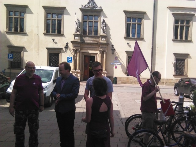 Członkowie KPI i partii Razem chcą referendum ws. odwołania prezydenta Jacka Majchrowskiego.