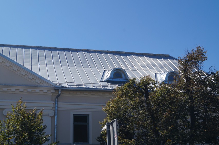 Fachowcy alarmują, że blacha na dachu remontowanego budynku...