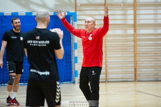 Wyjątkowy był czwartkowy trening pierwszoligowych piłkarzy ręcznych AZS UJK Kielce. Poprowadzili je trenerzy mistrza Polski, Łomża Vive Kielce - Talant Dujszebajew i Krzysztof Lijewski.Co ciekawe, zawodnikiem AZS UJK jest Paweł Papaj, który w Łomża Vive Kielce pracuje jako dyrektor marketingu. Natomiast pierwszy trener AZS UJK, Tomasz Błaszkiewicz, odpowiada w ekipie mistrza Polski za szkolenie bramkarzy.Zobacz kolejne zdjęcia. Przesuwaj zdjęcia w prawo - naciśnij strzałkę lub przycisk NASTĘPNE WAKACJE PIŁKARZY RĘCZNYCH ŁOMŻA VIVE KIELCE: PIĘKNE KOBIETY, NARTY WODNE, KONIE, MAJORKA, ISLANDIA… [zdjęcia] [B]POLECAMY RÓWNIEŻ:[/B][tabela][tr][td sz=300]IGOR KARACIĆ SIĘ ZARĘCZYŁ. ZOBACZ JEGO PIĘKNĄ WYBRANKĘ[/td][td sz=300]PIĘKNOŚĆ Z UKRAINY. ZOBACZ PARTNERKĘ ARTIOMA KARALIOKA[/td][/tr][td]BYŁY ZAWODNIK VIVE KIELCE JEST CZOŁOWYM POKERZYSTĄ ŚWIATA. WYGRYWA MILIONY DOLARÓW