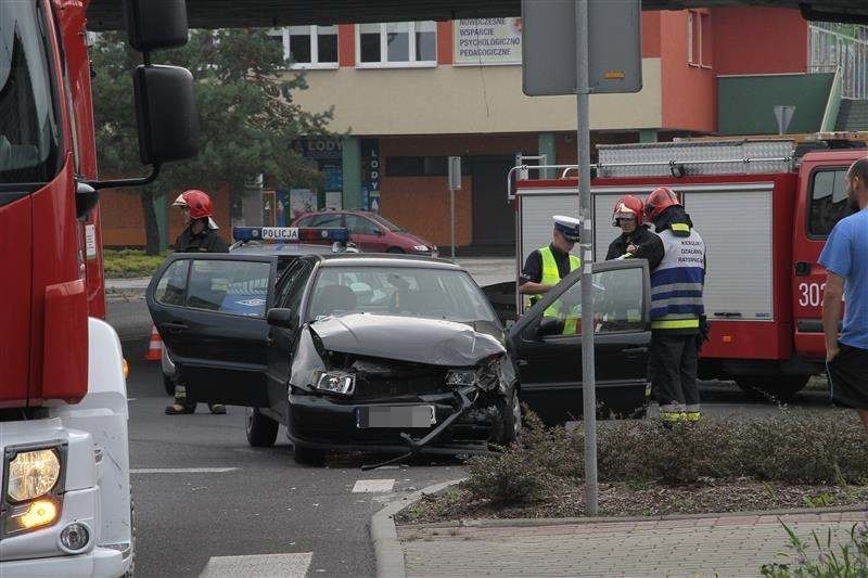 VW polo zderzył się z toyotą yaris.