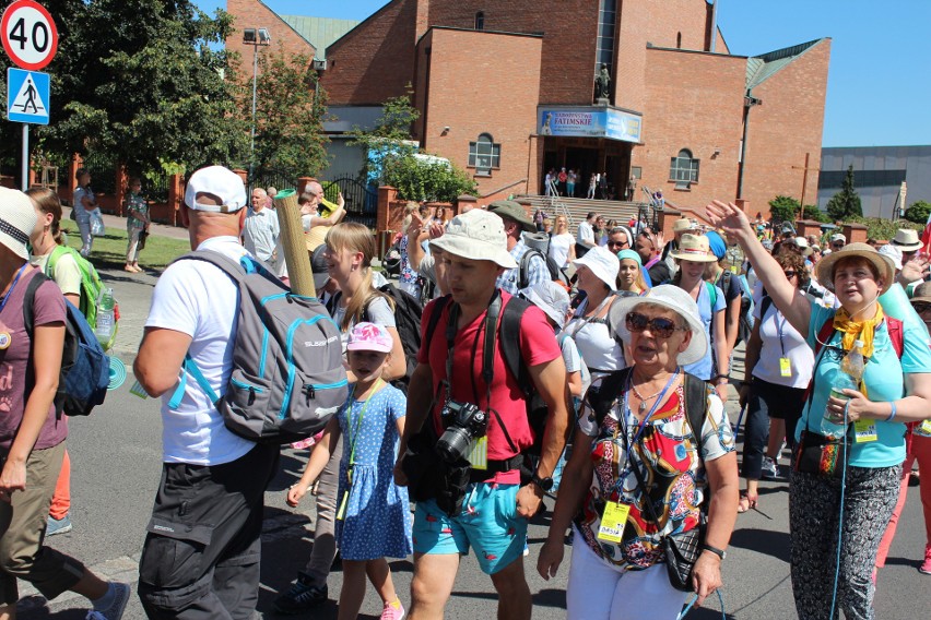 Chrzanów. Pielgrzymi w drodze na Jasną Górę. Przed nimi ostatnie 50 km  [ZDJĘCIA]