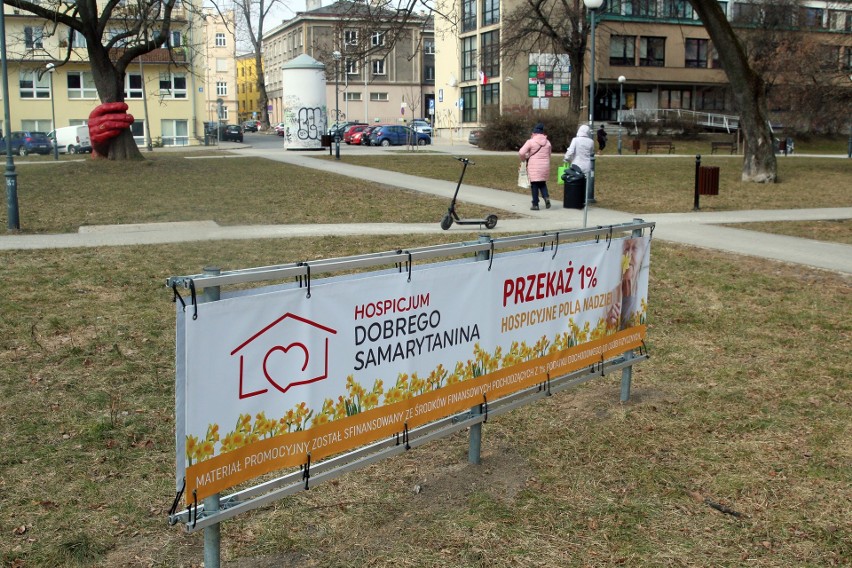 „Na trawnikach w Lublinie zamiast kwiatów wyrastają banery” - skarżą się mieszkańcy. Ratusz odpowiada