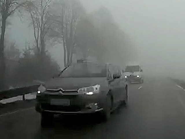 Kierowca Citroena C5 bezmyślnie wyprzedza we mgle
