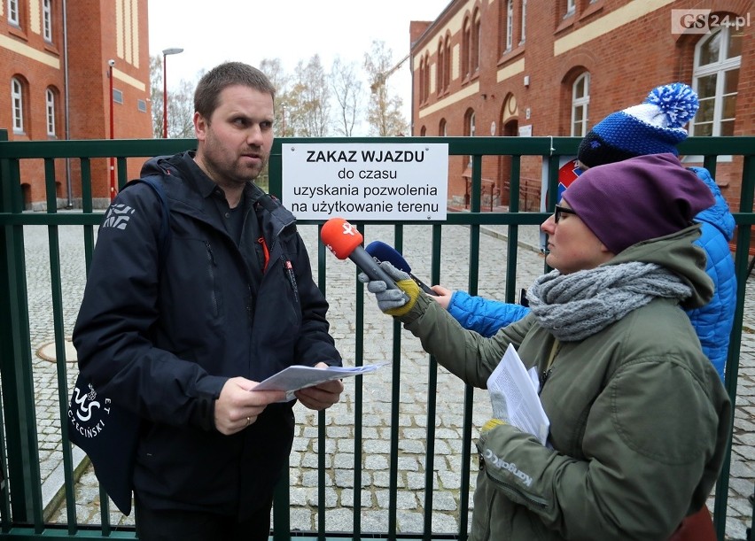 Kampus Piastów w Szczecinie: Studenci chodzą przez parking nielegalnie [zdjęcia, wideo]