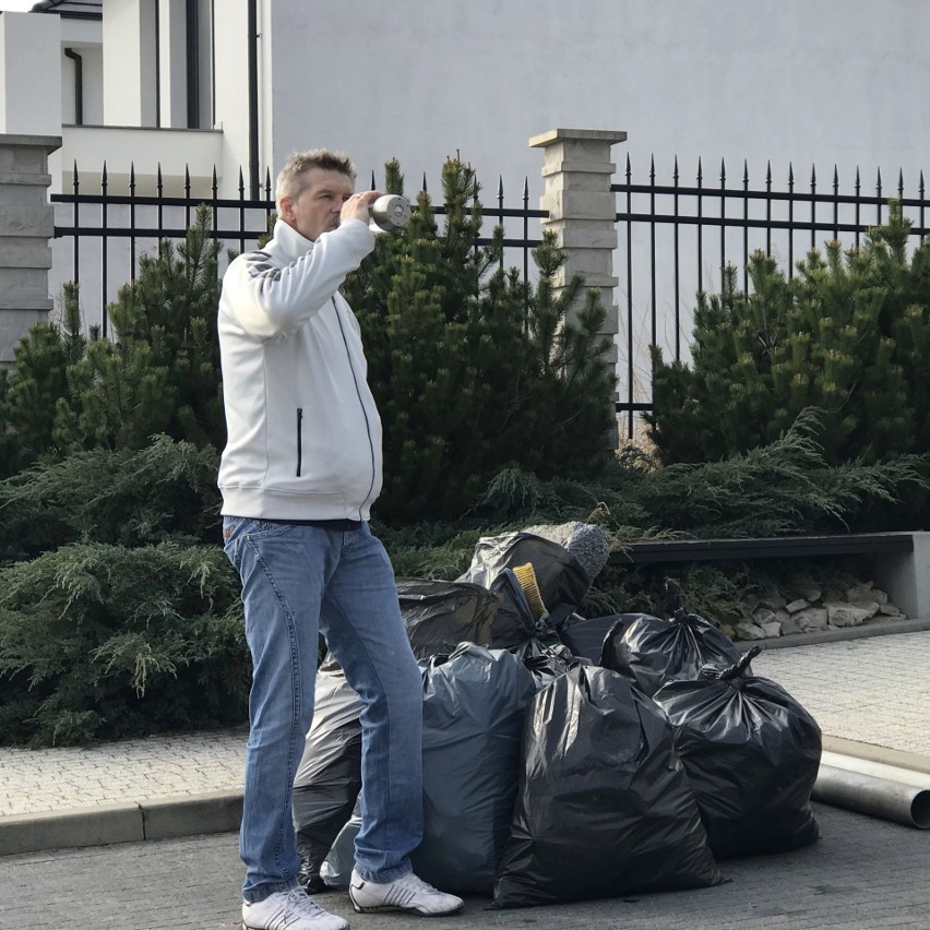 Mieszkańcy gminy Morawica posprzątali okolicę. Razem z nimi prezydent Kielc, Bogdan Wenta
