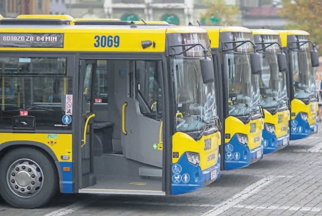 Sprawa darmowych przejazdów autobusami to czysta polityka i... populizm. Studenci i tak mają ulgę