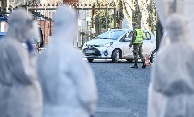 Już w tym tygodniu ponad połowa Małopolski może trafić do strefy czerwonej. Aktualnie znajduje się w niej pięć powiatów, ale gwałtowny wzrost zachorowań na koronawirusa w naszym województwie oznacza prawdopodobnie, że do czerwonej strefy trafią kolejne. Granica strefy czerwonej to 12, czyli liczba nowych zakażeń w ciągu ostatnich dwóch tygodni w przeliczeniu na 10 tysięcy mieszkańców danego powiatu. Które małopolskie miasta i powiaty są najbardziej zakażone koronawirusem? Zobacz na kolejnych slajdach, posługując się myszką, klawiszami strzałek lub gestami >>> Które miasta i powiaty są najbardziej zakażone koronawirusem? Zobacz na kolejnych slajdach, posługując się myszką, klawiszami strzałek lub gestami. 