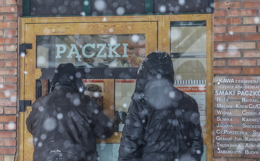 Tłusty czwartek 2021. Długie kolejki po pączki przed cukierniami. Zobaczcie zdjęcia ze śródmieścia Gdańska