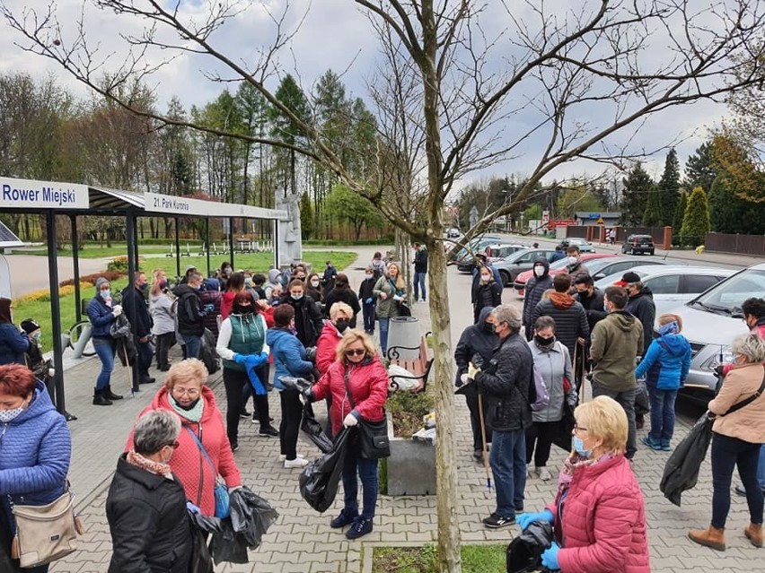 Mieszkańcy Sosnowca spotkali się przed Parkiem Kuronia w...