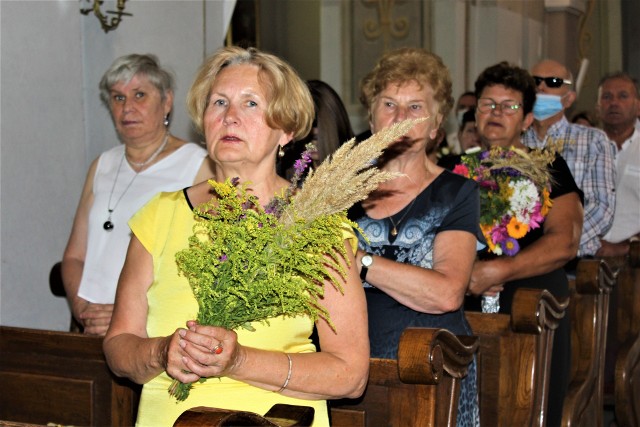 Po każdej mszy świętej w kościele św. Andrzeja Apostoła w Łęczycy odbywa się poświęcenie wianków i bukietów