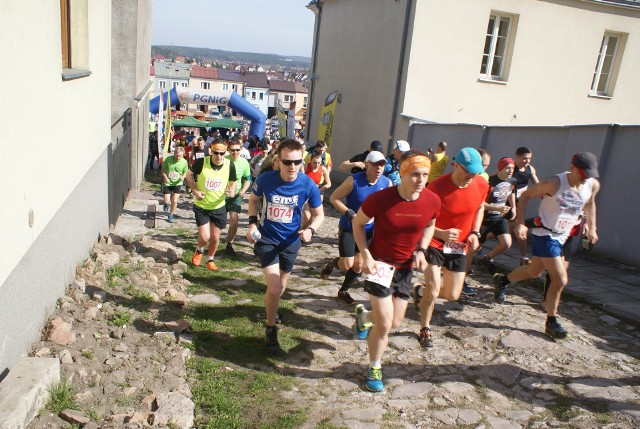 Start biegu na 10 kilometrów w Chęcinach. Jest to pierwsza w tym roku odsłona zawodów CrossRun, organizowanych przez kielczan Jacka Wiatrowskiego i Bogdana Maziejuka. 