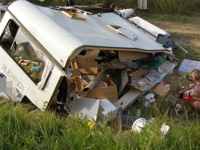 VW golf najechał na przyczepę kempingową.