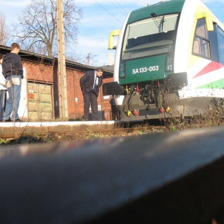 Szynobus na stacji w Niegosławicach to ostatnio rzadki widok. Częściej stoi on w warsztacie w Bydgoszczy.