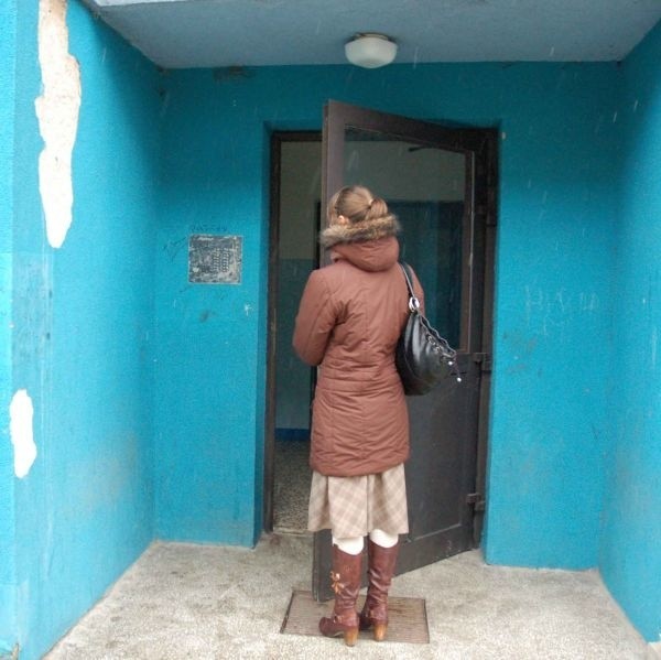 Drzwi do klatki w bloku przy ulicy Planowej 15A w Radomiu nie zamykają się od ponad roku. Pomimo próśb mieszkańców, do tej pory administracja ich nie naprawiła.