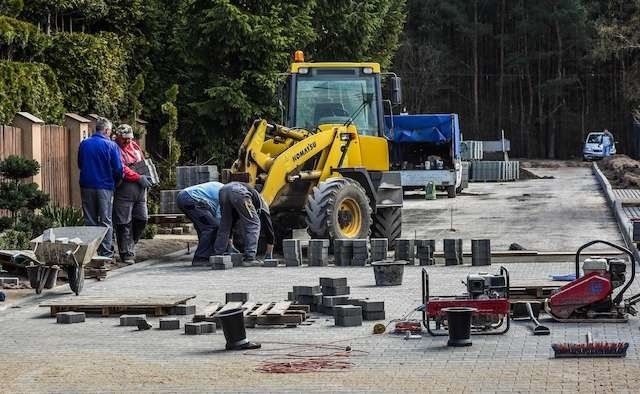 Na ulicy Makowej trwa układanie kostki. Mieszkańcy odliczają już dni do zakończenia budowy