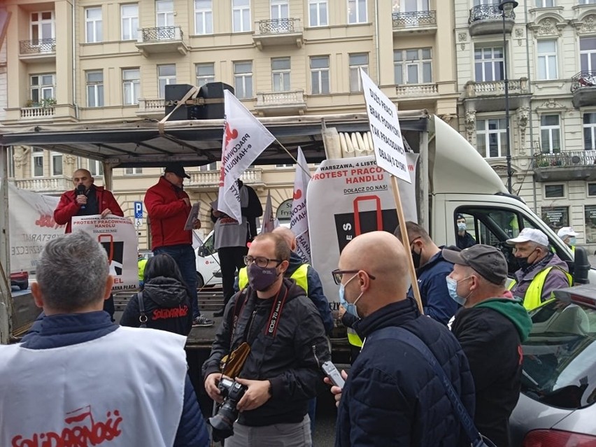 Pracownicy handlu z Kujaw i Pomorza na proteście w Warszawie: "Jeden etat, a praca na trzy" [wideo i zdjęcia]