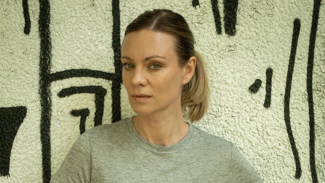 Magdalena Boczarska wciela się w postać policyjnej profilerki w serialu "Żywioły Saszy - Ogień", dostępnym w serwisie Player.pl