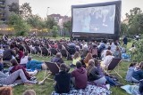 Poznań: Kino plenerowe i kino letnie w mieście. Gdzie, kiedy i co oglądać w wakacje? [FILMY, HARMONOGRAM LIPIEC, SIERPIEŃ 2022]