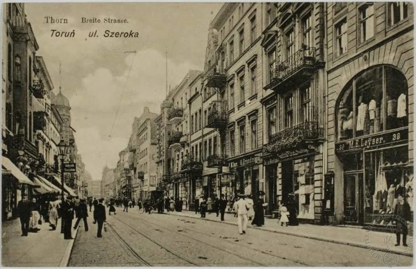 Przystanek i mijanka tramwajowa na Szerokiej.