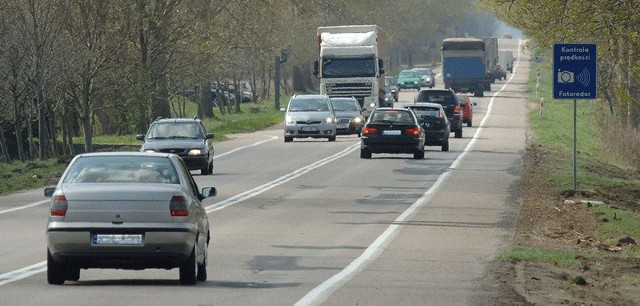 Na drodze krajowej nr 6, która biegnie przez Karnieszewice, jest ograniczenie do 70 km/h. To prosty czteropasmowy odcinek, gdzie naszym zdaniem też warto rozważyć zniesienie ograniczenia prędkości. 