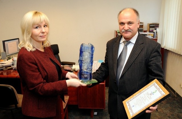 Ynona Husaim-Sobecka, zastępca Redaktora Naczelnego "Glosu" wręcza dyplom i statuetkę Janowi Stankiewiczowi, właścicielowi firmy ZPG Stargum.