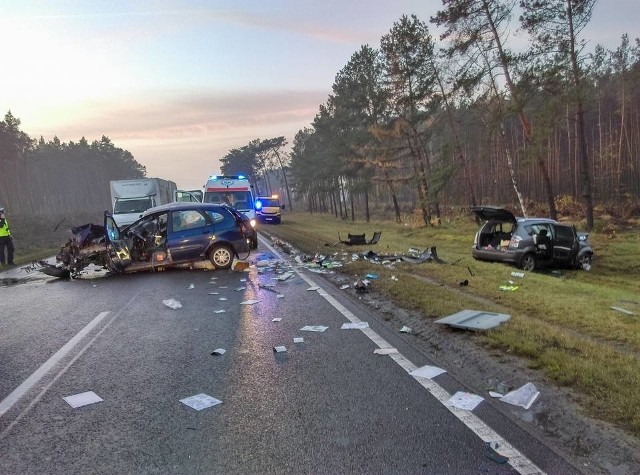 Dziś przed godziną 7 na Drodze Krajowej nr 10, na odcinku między Lisim Ogonem a Białymi Błotami, doszło do poważnego wypadku drogowego. Czołowo zderzyły się tam dwa samochody osobowe. Ranne zostały cztery osoby, które odwieziono do szpitala. Trasa jest nieprzejezdna. Do sprawy wrócimy.Aktualizacja, 23.11., godz. 16:32  Kierowca jednego z aut jest w stanie ciężkim. Dwie osoby w wyniku wypadku doznały połamań. __________________________________________Aktualizacja, 23.11., godz. 10:48  Policjanci informują, że droga w miejscu wypadku jest już przejezdna. __________________________________________Aktualizacja, 23.11., godz. 8:38: W związku z wypadkiem drogowym zablokowana jest trasa DK nr 10 w Lisim Ogonie na odcinku Pawłówek-Białe Błota. Wyznaczono objazd - od miejscowości Pawłówek i z węzła Białe Błota ruch kierowany jest przez Bydgoszcz. Utrudnienia przewidywane są do około godz. 10.15. Na miejscu tworzą się długie korki.>> Najnowsze i najciekawsze informacje z Bydgoszczy i regionu: www.expressbydgoski.pl