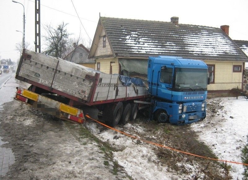 Kierowca ciężarowego renaulta wpadł w poślizg i wjechał w...