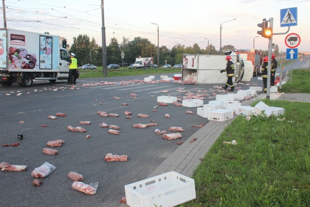 Wypadek na Przybyszewskiego w Łodzi. Zderzenie osobówki i samochodu wiozącego mięso