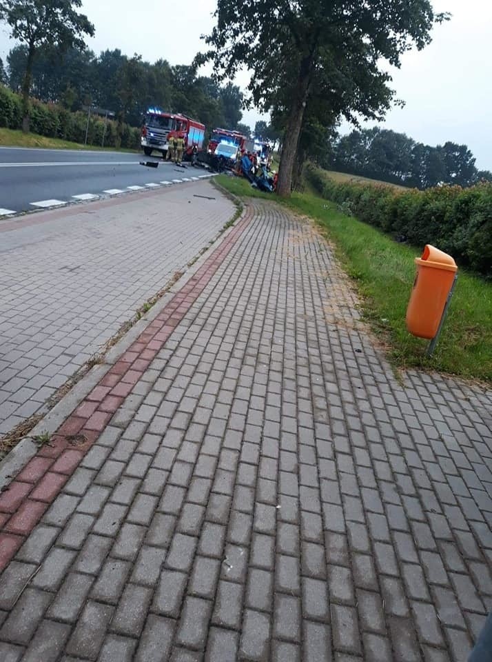 Śmiertelny wypadek na DK 63. Kierowca wyleciał z auta i zginął (zdjęcia)