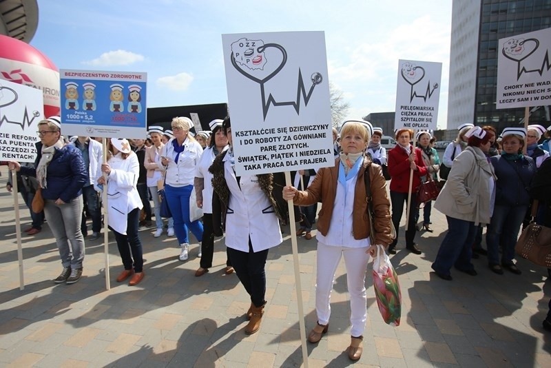 Protest i strajk pielęgniarek w Katowicach pod Spodkiem 22...