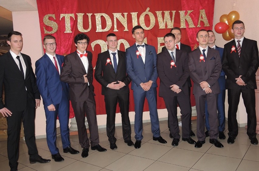 Studniówki maturzystów ZSOiT w Miastku m.in. w 2015 i 2016...