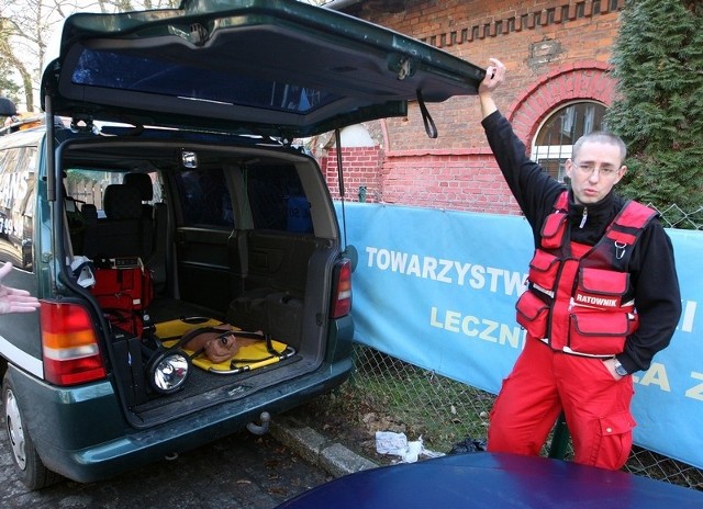 - W ciągu ostatniego miesiąca jechaliśmy naszym vet ambulansem do 14 wypadków komunikacyjnych z udziałem zwierząt - mówi Bartosz Rodecki, ratownik weterynaryjny. - Dzięki szybkiej akcji ratowniczej udało się uratować 10 zwierzaków.