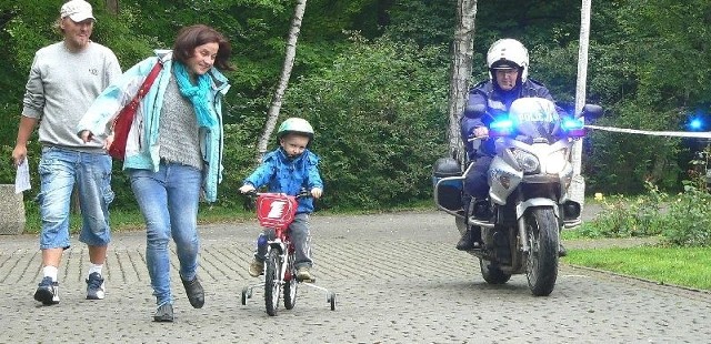 To pierwszy zwycięzca buskiego 26. Memoriału Andrzeja Imosy. Trzylatek Adaś Rachwał kręcił do mety... w honorowej asyście policyjnego motocykla, z biegnącą u boku mamą.