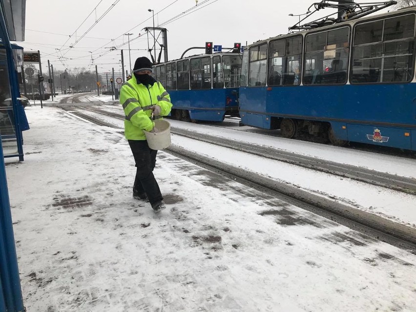 Kraków. Śnieżna zima ponownie zaatakowała miasto. Trwa wielkie odśnieżanie i sypanie soli i piasku [ZDJĘCIA]