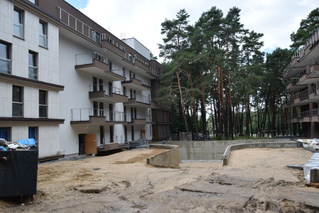 Na Stadionie w Kielcach kończy się budowa apartamentowców. Inwestycja pod nazwą Park Sosnowy, którą realizuje firma Becher, składa się z dwóch budynków wielorodzinnych. To wyjątkowy projekt tuż przy kieleckim kompleksie leśnym. Koniec prac zaplanowano na rok 2022. Budowa apartamentów na Stadionie jest już na ukończeniu. Większość mieszkań jest już sprzedana.            - Wszystko idzie zgodnie z harmonogramem. Budynki w maju przyszłego roku będą gotowe. W obu budynkach zostały jeszcze nieliczne wolne mieszkania o różniej powierzchni – usłyszeliśmy w firmie Beher.Zobaczcie na kolejnych slajdach zdjęcia tego ciekawego osiedla