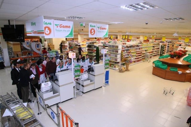 W nowym supermarkecie Gama na osiedlu Ślichowice w Kielcach trwają ostatnie prace przy układaniu towaru i szkoleniu personelu.