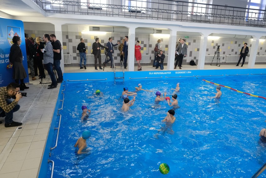 Zabytkowa pływalnia w Siemianowicach już jest otwarta po...