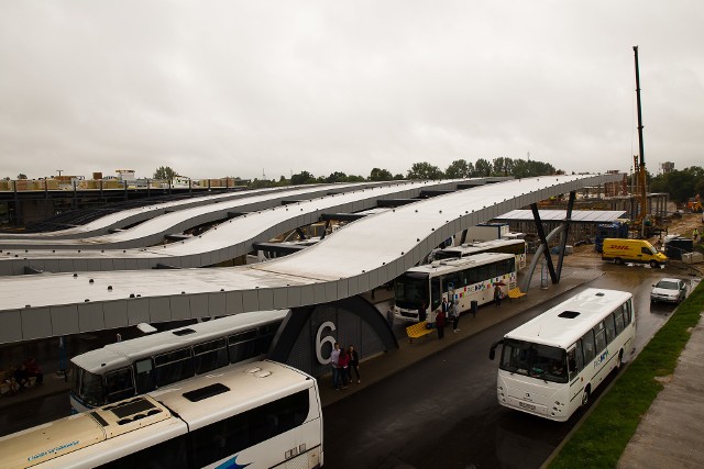 Z sześciu peronów odjazdowych na dworcu cztery są już gotowe