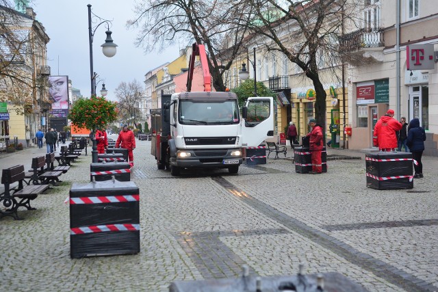 W ostatnich dniach pracownicy Zakładu Usług Komunalnych rozpoczęli montaż tunelu świetlnego na deptaku w ulicy Żeromskiego. Całość ma być gotowa do uruchomienia w dniu 6 grudnia.