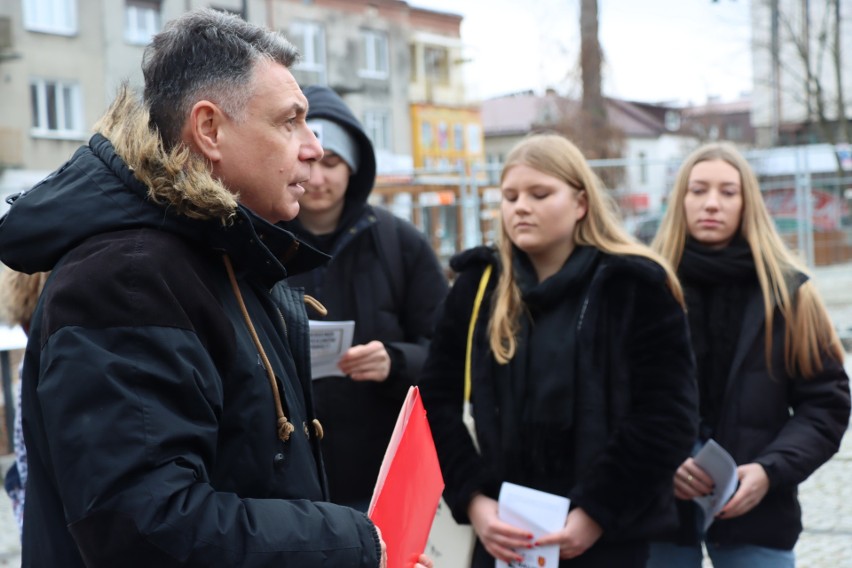 Kraśnik. Nauczyciele z uczniami na wspólnym spacerze. Tak kroczyli śladami kraśnickich Żydów. Zobacz zdjęcia