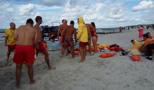 Zdjęcie z akcji poszukiwawczej na plaży w Łebie