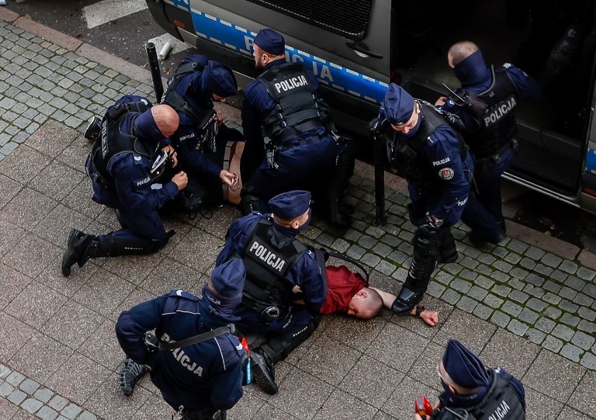 Strajk Kobiet w Gdańsku. Kopniaki policjantów, gaz i zarzut za nic? Adwokat 18-latka zawiadamia prokuraturę [wideo, zdjęcia]