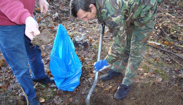 Piotr Kępiński z Fundacji Pamięć podczas ekshumacji szczątek w lesie koło Szczecinka. 