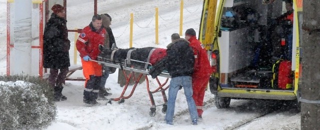 Do jednej z pasażerek czekających na przystanku tramwajowym w Gorzowie musieli przyjechać lekarze. - Śnieg na ulicach utrudnia przejazd karetkom. Trudno dojechać nawet w rejon szpitala - mówi Andrzej Szmit, dyrektor gorzowskiej lecznicy.